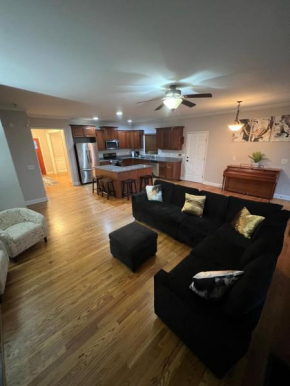 Spacious Gorgeous 3bd home with large deck Close to EVERYTHING